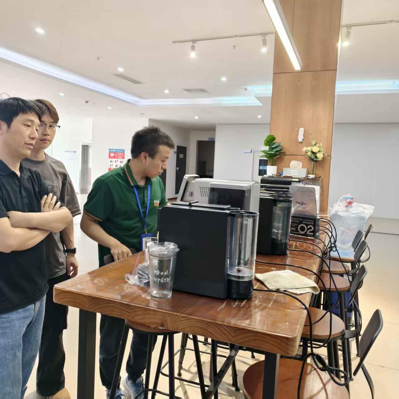 Directorul general Aosom E-COMMERCE INC. Tang vizitează Seaver și inspectează aparatul de cafea complet automat SV205